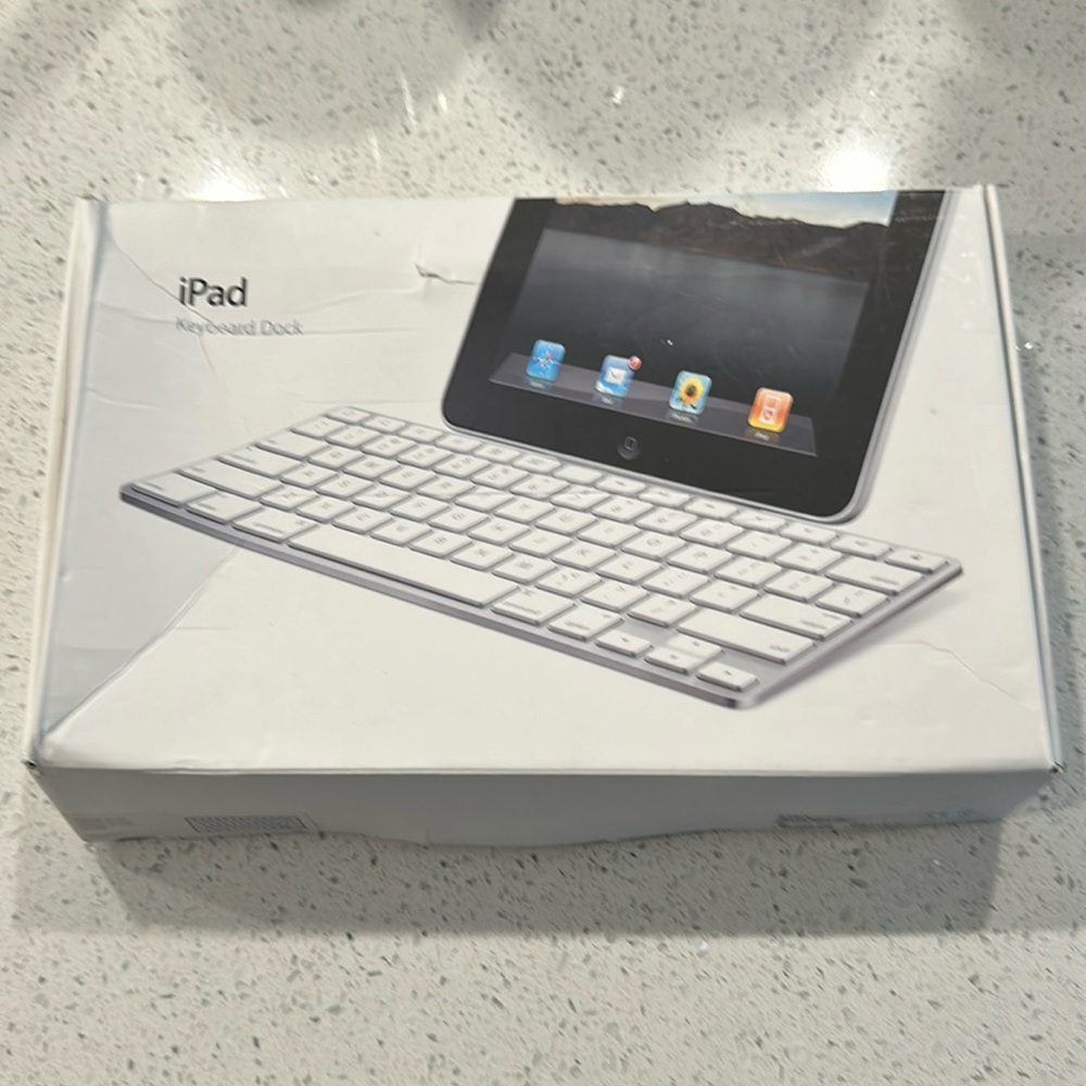 EUC - iPad Keyboard Dock